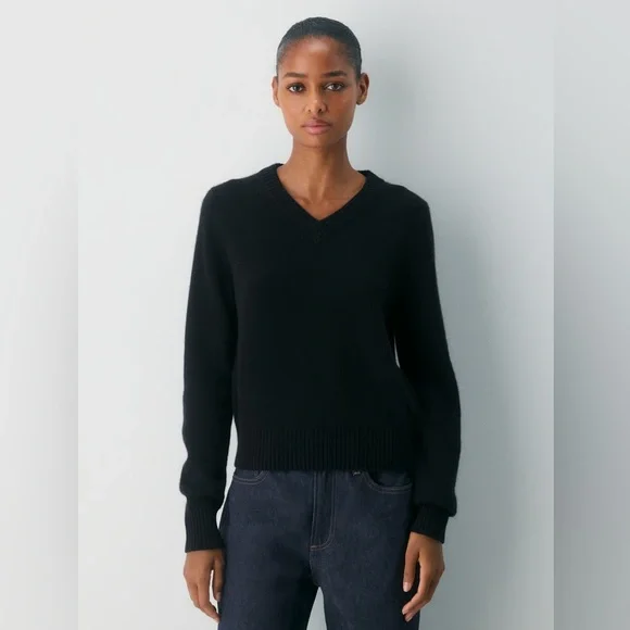 ARITZIA Essential V Neck Shrunken Cashmere Pullover Sweater - Picture 3 of 10